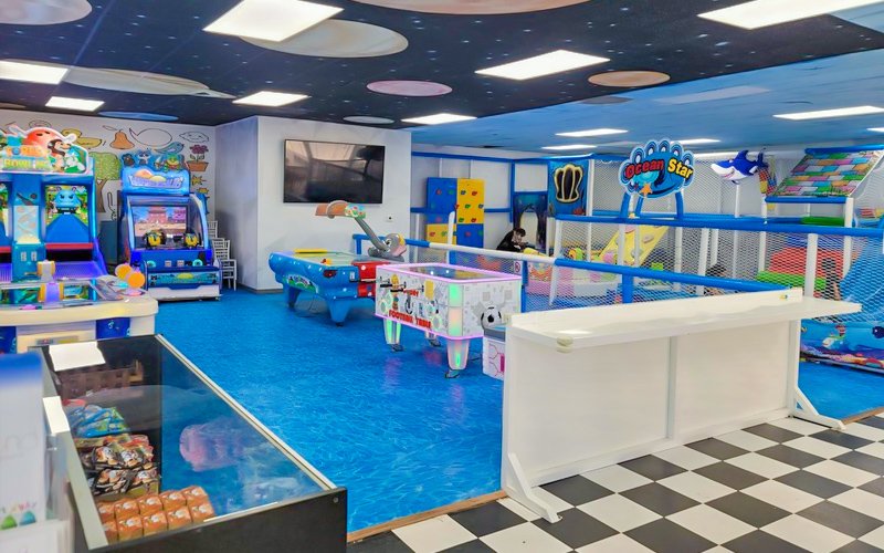Snack bar area and seating designed to increase revenue in indoor playgrounds